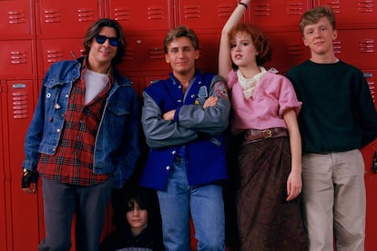 ‘El Club de los cinco’, con Judd Nelson, Ally Sheedy (sentada en el suelo), Emilio Estevez, Molly Ringwald y Anthony Michael Hall.