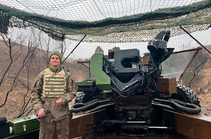Un militar ucranio, junto a un cañón Howitzer TRFI francés.