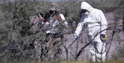 Peritos buscan restos en el ejido de Patrocinio (Coahuila), en el norte de México.