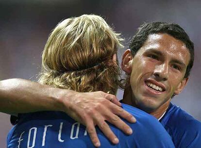 Maxi abraza a Forlán tras el gol del delantero uruguayo.