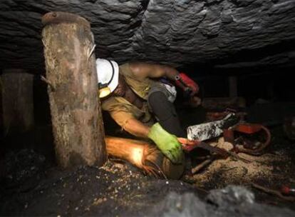 Un minero trabaja en el frente de una mina de la compañía surafricana Impala Platinum, segunda productora mundial de platino.