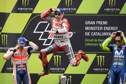 Lorenzo celebra con un salto su victoria en Montmeló por delante de Márquez y Rossi