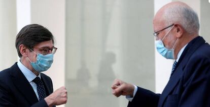 Los presidentes de Bankia, Ignacio Goirigolzarri, y Mercadona, Juan Roig, se saludan en el congreso CEDE.