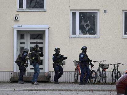 Agentes de policía actúan en la escuela de Viertola, en Helsinki, este martes 2 de abril de 2024.