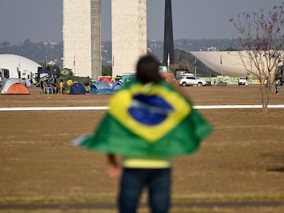 Militante de Jair Bolsonaro diante e acampamento pró-Governo na Esplanada dos Ministérios no dia 9 de setembro.