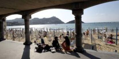 Numerosos donostiarras y turistas disfrutan de la playa de La Concha de San Sebastián. EFE/Archivo