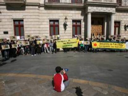 Vista de la concentración ante el Ayuntamiento de Reus, en la Plaza del Mercadal, organizada por varias entidades para pedir el cierre de las centrales nucleares, en el tercer aniversario del accidente de Fukushima, que da inicio a los actos programados con motivo del 25 aniversario del accidente nuclear en Vandellós, el más grave ocurrido en España.
