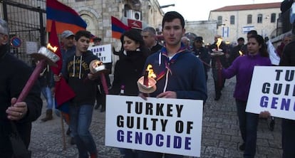 Marcha de armenios en Jerusalén en memoria del genocidio de 1915.
