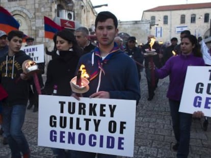 Marcha de armenios en Jerusalén en memoria del genocidio de 1915.