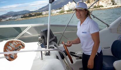 Mercedes Jiménez, de 38 años, es patrona de yate. Pasea a los turistas que veranean en Estepona.