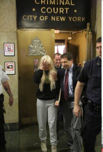 Amanda Bynes saliendo de una corte criminal en 2013.