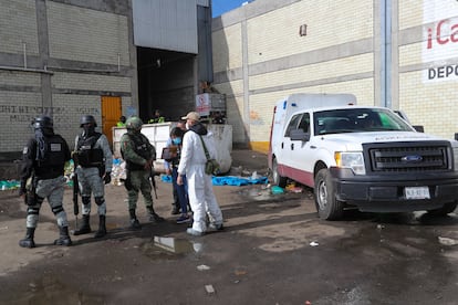 Elementos del Ejército y la Guardia Nacional a las afueras de la Central de Abastos de Toluca