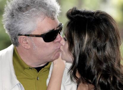 Pedro Almodóvar y Penélope Cruz en la presentación del rodaje de 'Los abrazos rotos'