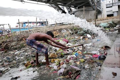 Un hombre indio trata de limpiar el río Ganges de plásticos y escombros con su propio esfuerzo en Calcuta (India). La Organización Mundial de la Salud informa que India tiene 14 de las ciudades más contaminadas de plástico del mundo.