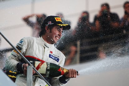 Checo Pérez celebra su segundo lugar conseguido en el Gran Premio de Malasia, en marzo de 2012.