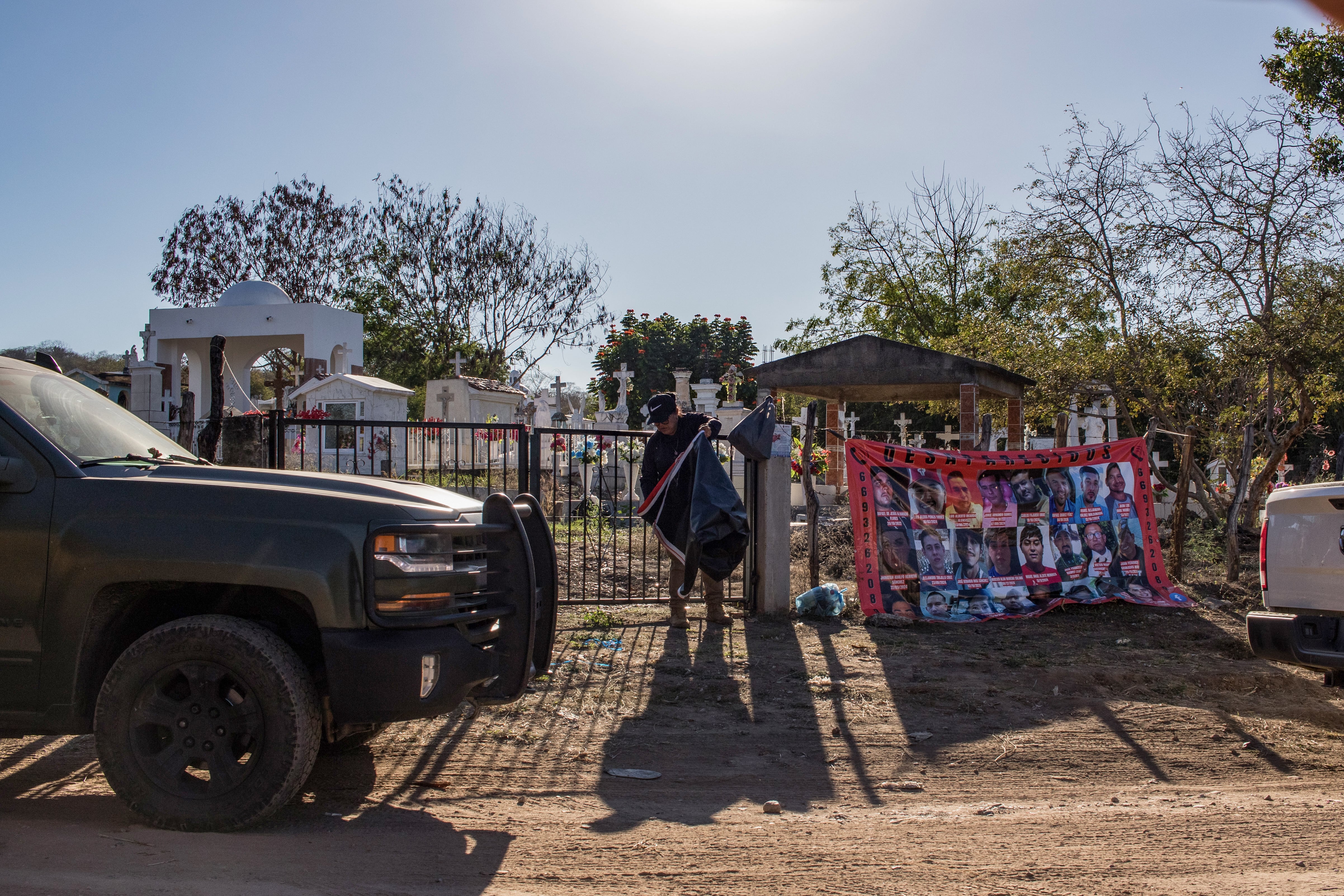 Una de las madres buscadoras espera fuera del área de los hallazgos, el 11 de febrero.