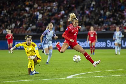 Alayah Pilgrim marca el único gol de Suiza, ante la mirada de Misa Rodríguez.