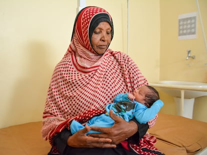 Basham con Zamzam, su nieta recién nacida, en brazos, en la sala posparto de un hospital de MSF en Yemen.