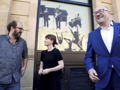 De izquierda a derecha, Borja Cobeaga, Nagore Aranburu y José Luis Rebordinos.