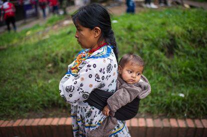 Una madre indígena en Bogotá, Colombia, el 9 de mayo 2022.