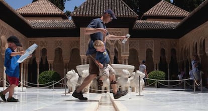 Visitantes tras la reapertura del Patio de los Leones, en la Alhambra. 