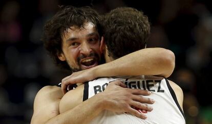 Llull y Sergio Rodríguez se abrazan tras ganar la Euroliga