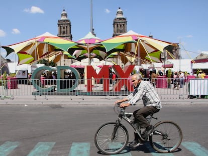 Un hombre pasa en bicicleta frente al Zócalo, en Ciudad de México, en octubre de este año.