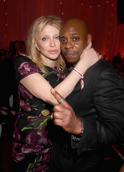 En la imagen, la cantante y viuda de Kurt Cobain, Courtney Love, junto al cómico Dave Chappelle en la velada benéfica organizada por Madonna en Miami.