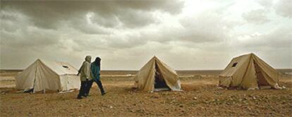 Ciudadanos sudaneses huidos de Irak, ayer en un improvisado campo de refugiados cercano a la ciudad jordana de Al Ruweishid.