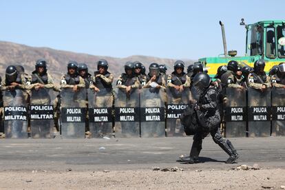Integrantes de la Policía Militar Boliviana custodian una vía bloqueada por simpatizantes de Evo Morales, el viernes en Parotani (Bolivia).