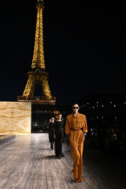 Desfile de la colección primavera/verano 2024 de Saint Laurent, con la Torre Eiffel al fondo, el 26 de septiembre de 2023 durante la semana de la moda de París.