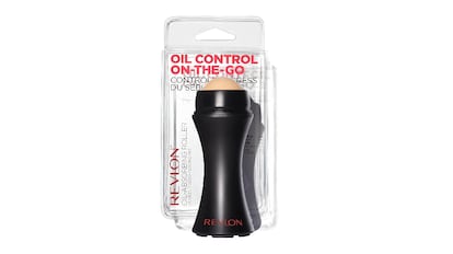 Muy fácil de aplicar, este producto absorbe el exceso de brillos y grasa facial. REVLON/AMAZON.
