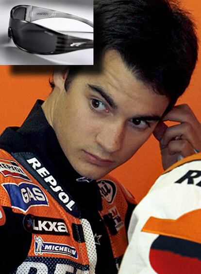 El piloto catalán Dani Pedrosa se ha pasado a "firmar" gafas de sol. El campeón es la nueva cara de la marca Arnett, quien le dedica un nuevo modelo de edición limitada, en el que puede verse la rúbrica del deportista en uno de los laterales.