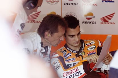 Pedrosa da unas indicaciones a Mike Leitner, que dejará el equipo a final de curso.