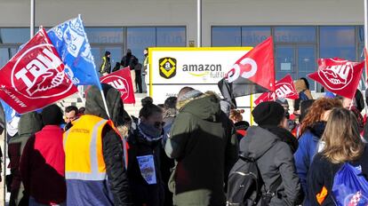 Amazon workers demonstrate outside the San Fernando de Henares warehouse.