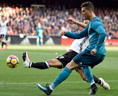 Cristiano Ronaldo intenta controlar la pelota ante el jugador del Valencia Martn Montoya.