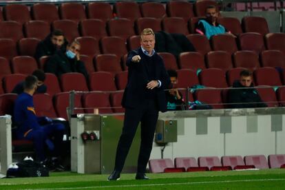 Koeman da instrucciones durante el duelo ante el Ferencvaros.