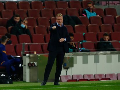 Koeman da instrucciones durante el duelo ante el Ferencvaros.