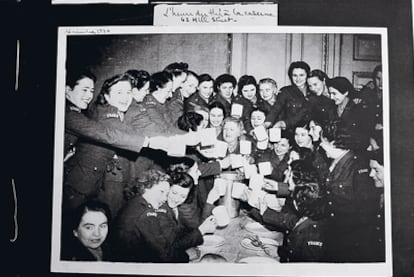 Navidad en el cuartel en 1940 y compañeras del ejército.
