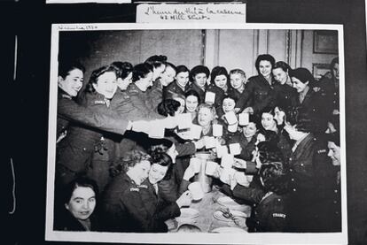 Navidad en el cuartel en 1940 y compañeras del ejército.