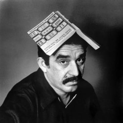 García Márquez com um exemplar de 'Cem anos de solidão' no final dos anos 60.