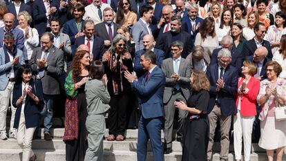 Aplauso tras la foto de familia durante la presentación de la nueva Oficina Nacional de Asesoramiento Científico. Al centro de la imagen, el presidente del Gobierno, Pedro Sánchez.