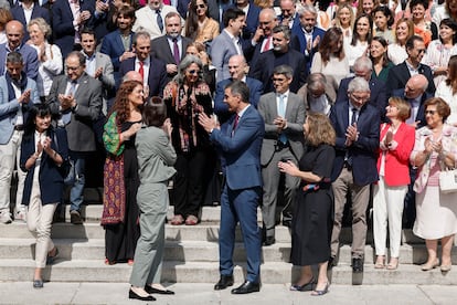 Aplauso tras la foto de familia durante la presentación de la nueva Oficina Nacional de Asesoramiento Científico. Al centro de la imagen, el presidente del Gobierno, Pedro Sánchez.