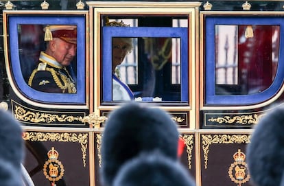 El príncipe Carlos, príncipe de Gales, y Camila, duquesa de Cornualles, abandonan el Palacio de Buckingham en un carruaje de caballos para dirigirse al Palacio de Westminster, en Londres.