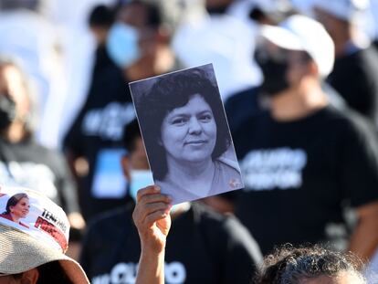 Un militante del partido de Xiomara Castro sujeta un retrato de Berta Cáceres, ambientalista hondureña asesinada en 2016.