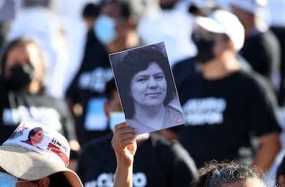 Retrato de Berta Cáceres, ambientalista hondureña asesinada