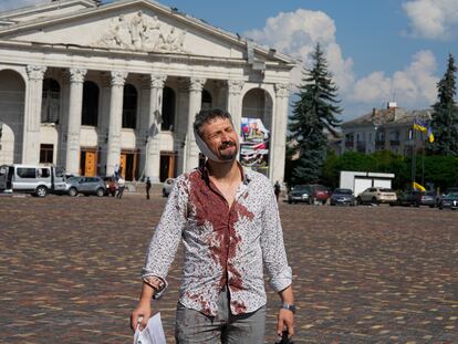 Un hombre herido camina en la plaza Krasna en el centro de Chernihiv, que ha sufrido un ataque ruso este sábado.