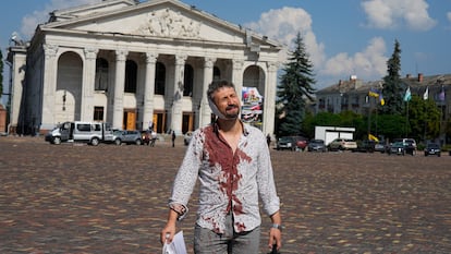 Un hombre herido camina en la plaza Krasna en el centro de Chernihiv, que ha sufrido un ataque ruso este sábado.