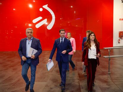 Los candidatos a lehendakari Javier de Andrés (PP), Imanol Pradales (PNV) y Miren Gorrotxategi (Podemos) a su llegada a la sede de ETB para participar en el debate este martes.