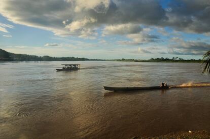 Dos embarcaciones navegan río Beni arriba desde Rurrenabaque, Bolivia. En la zona, el proyecto hidroeléctrico Bala-Chepete amenaza con inundar comunidades indígenas y acabar con el turismo ecocomunitario de la Amazonía boliviana.